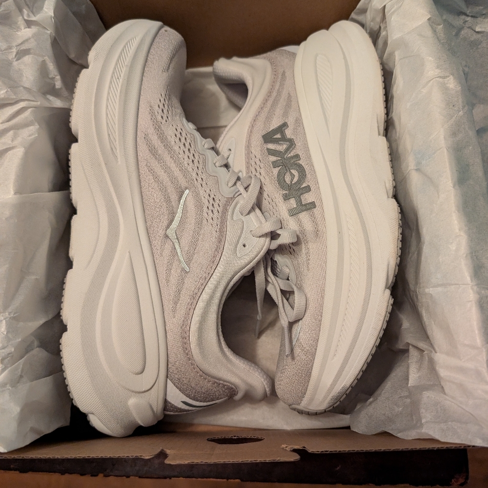 NIB HOKA Women's Bondi 9 shoe in Stardust Silver, size 8.5b